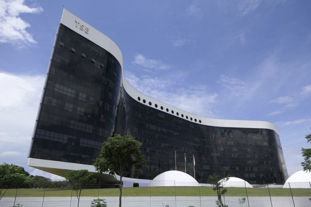 LULA Y FLÁVIO BOLSONARO FIRMAN ANTE EL TRIBUNAL ELECTORAL UN ACUERDO PARA ABRIR SUS DATOS BANCARIOS, FISCALES Y TELEFÓNICOS
