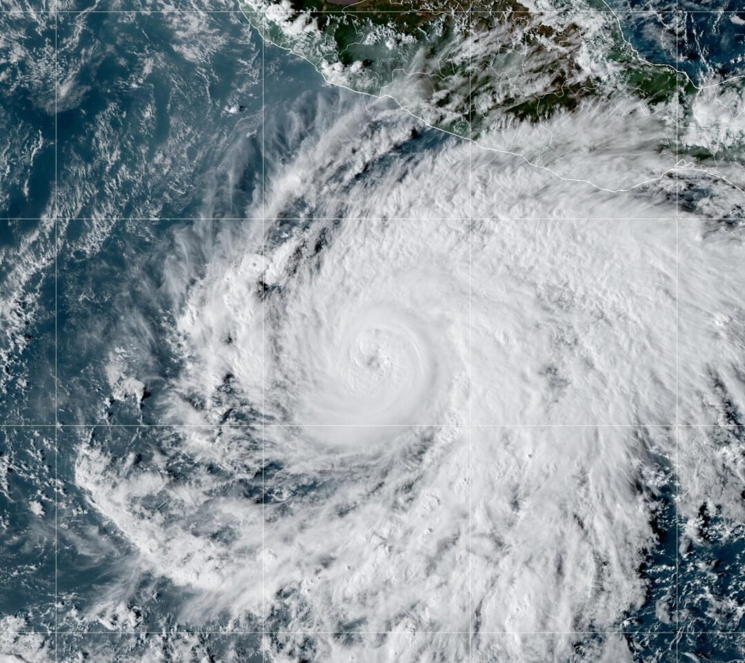 VANCE SE FORTALECE A HURACÁN CATEGORÍA 2 FRENTE A MÉXICO Y PODRÍA CONVERTIRSE EN UN HURACÁN MAYOR ESTA NOCHE