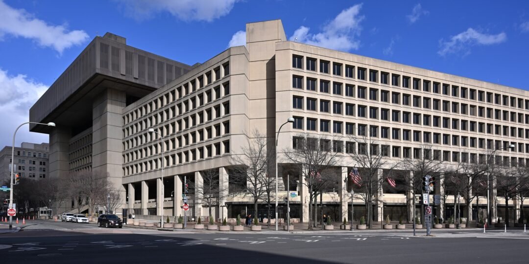 ACUSAN A DOS EXFUNCIONARIOS DEL FBI DE MENTIR AL CONGRESO SOBRE LA LAPTOP DE HUNTER BIDEN