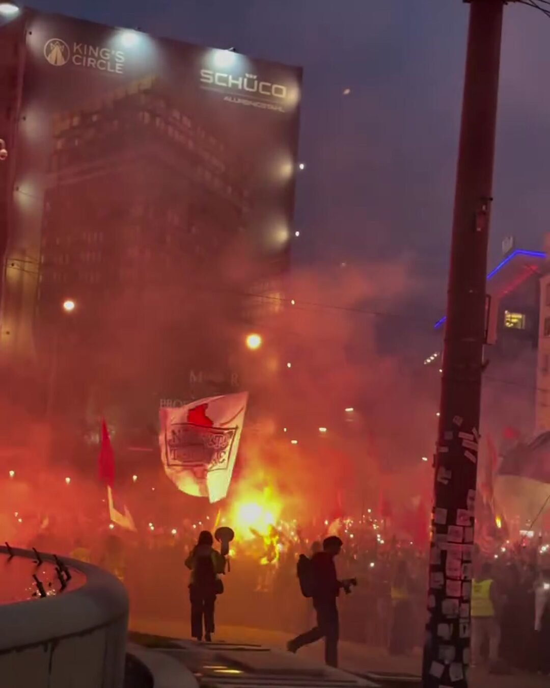 DECENAS DE MILES LLENAN DE BENGALAS LA PLAZA SLAVIJA DE BELGRADO EN EL CIERRE DE CAMPAÑA DE LOS ESTUDIANTES
